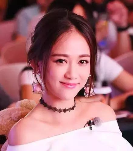 陈乔恩偏爱偶像剧,40岁仍坚信一见钟情的陈乔恩