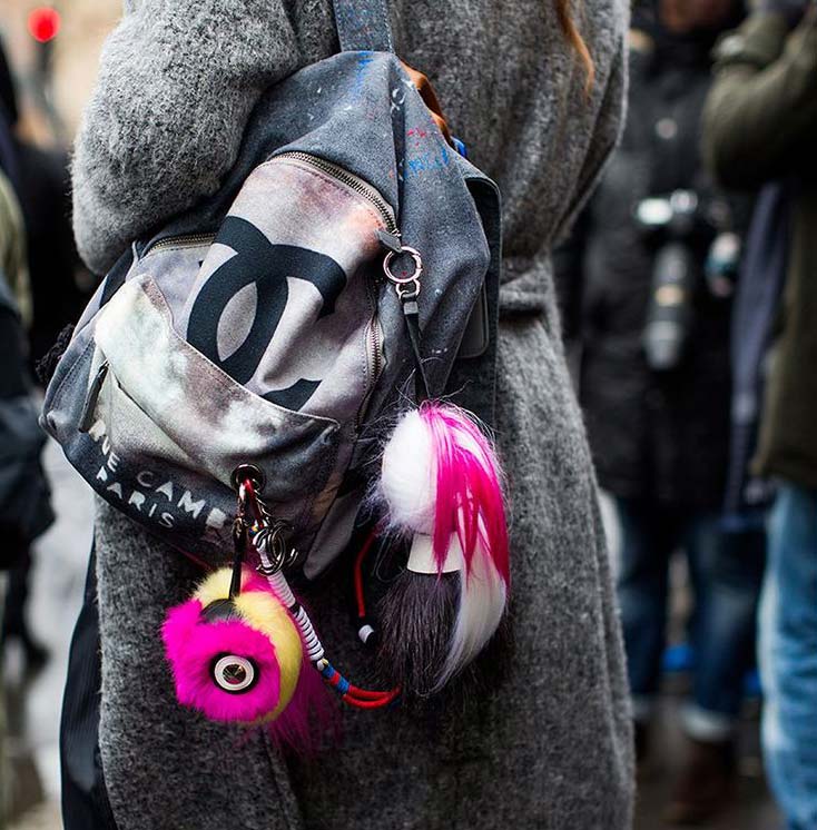 fendi小怪兽彩色挎包多少钱,fendi小怪兽包夏天背还是冬天