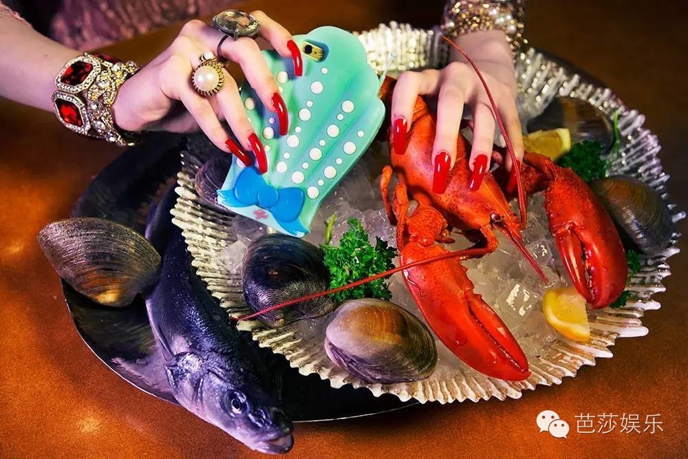 每日星范|范冰冰论手机壳种草狂魔，我只服范爷！