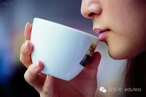 边喝白酒边喝茶解酒还是水解酒,喝茶解酒还是喝蜂蜜解酒