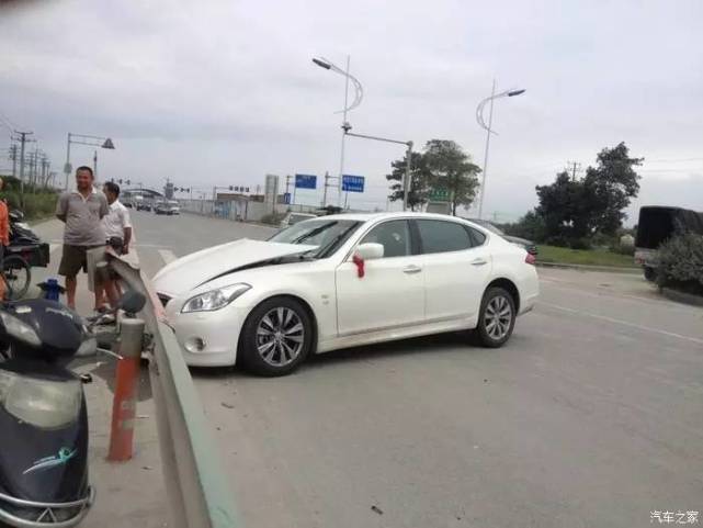 为啥不能疲劳驾驶？新车撞报废算轻的，还好能捡回一条命！