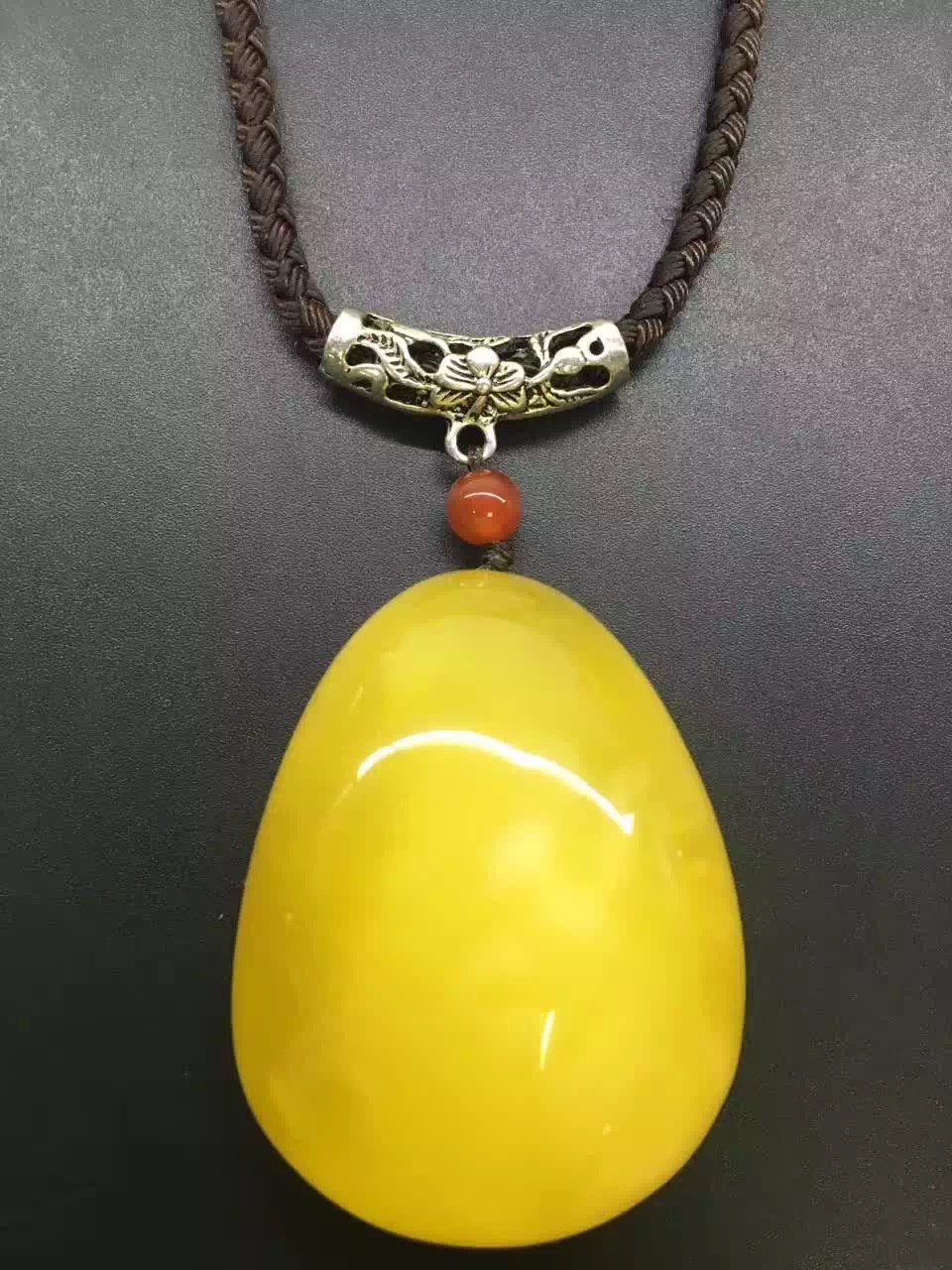 蜜蜡手串能不能长期佩戴,长期佩戴蜜蜡有什么好处和坏处