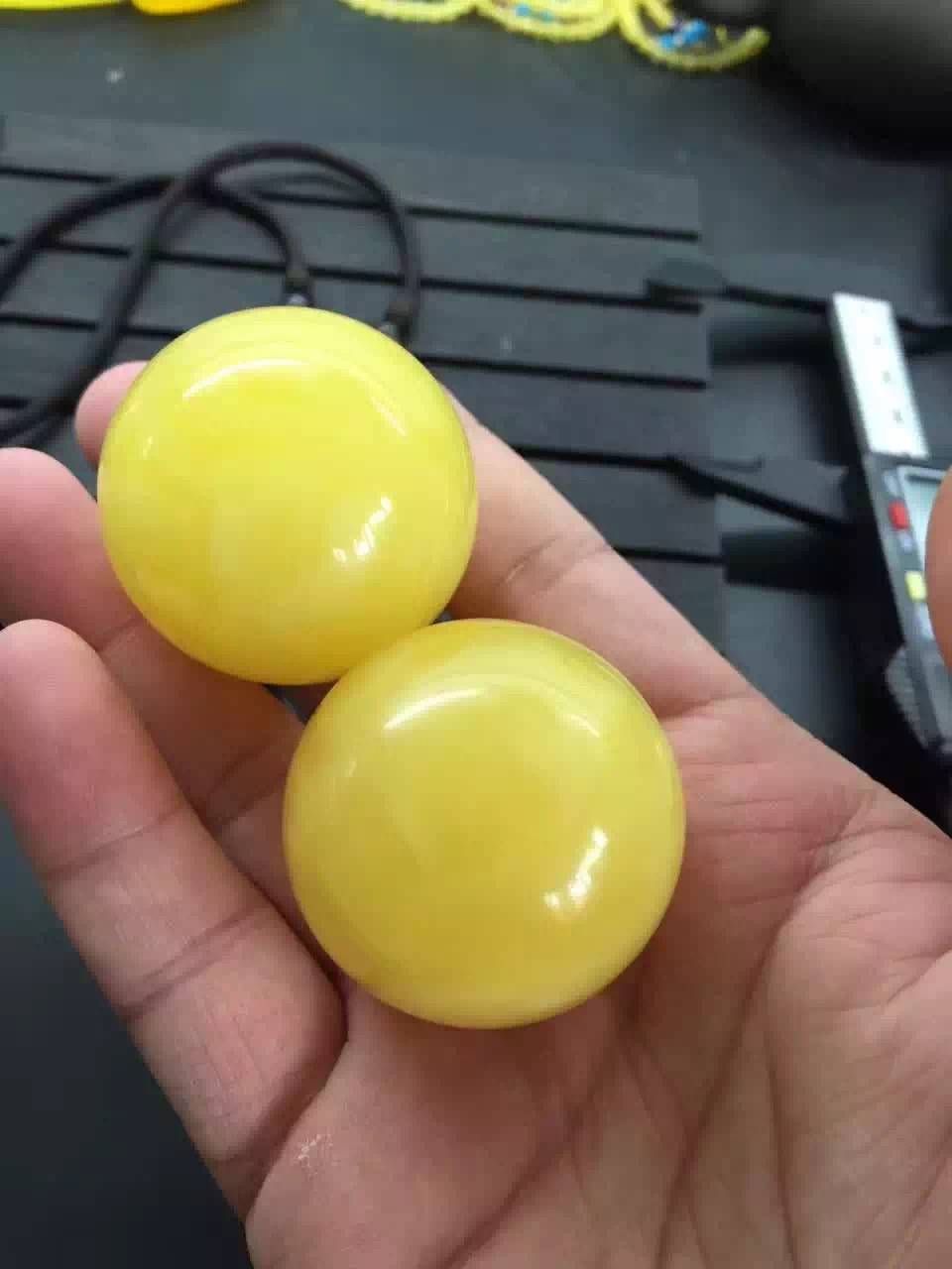 蜜蜡手串能不能长期佩戴,长期佩戴蜜蜡有什么好处和坏处