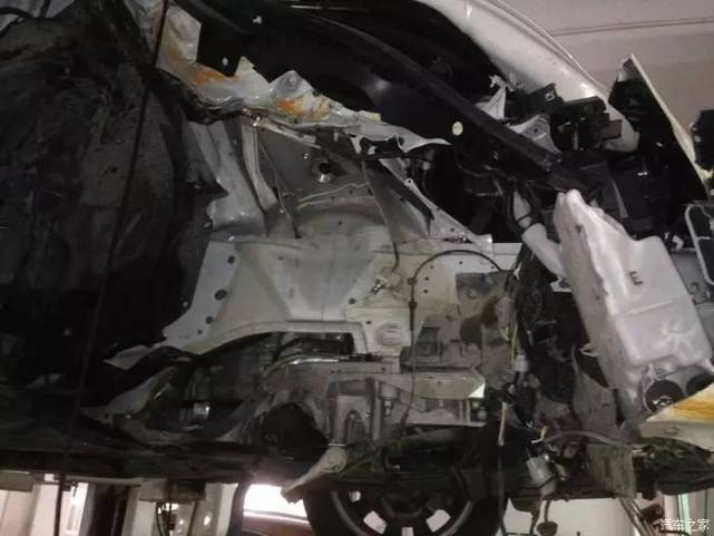 为啥不能疲劳驾驶？新车撞报废算轻的，还好能捡回一条命！