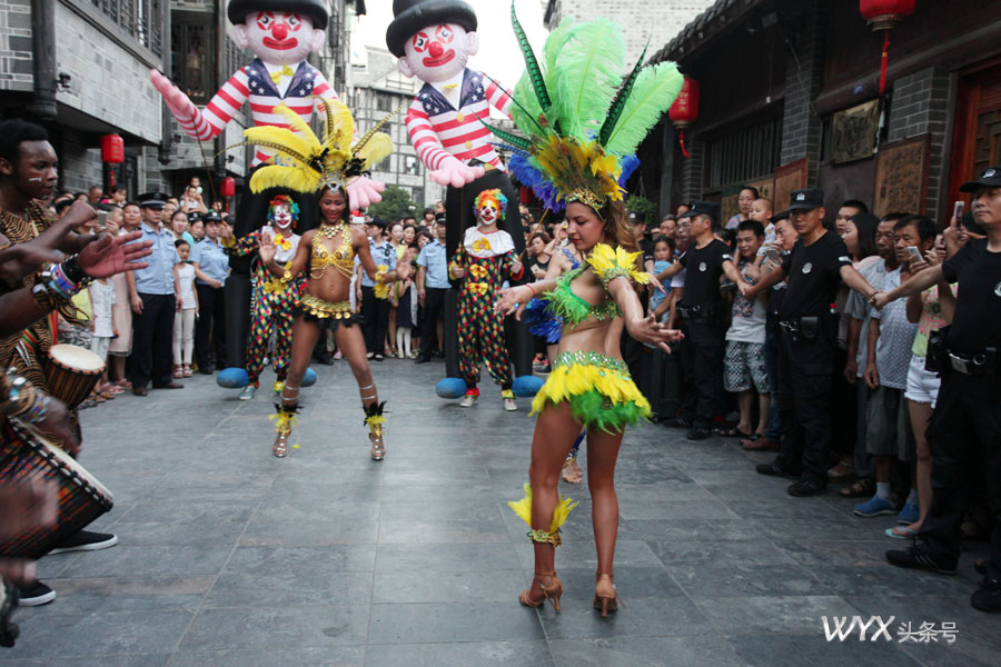这个夏天巴西豪情桑巴火了连山城小镇都是火辣辣的巴西女郎