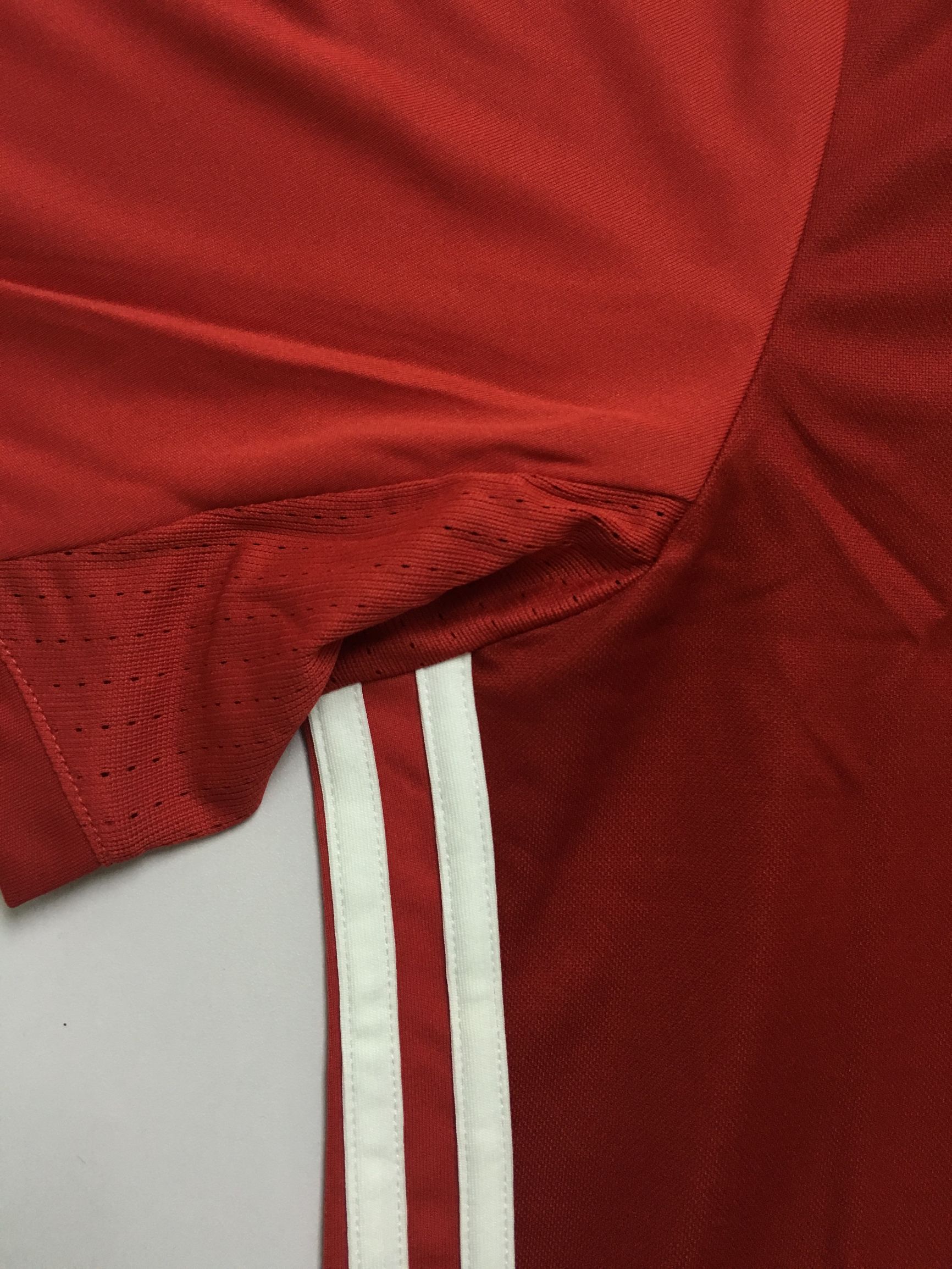 曼联16-17赛季,曼联2021球衣球员版和球迷版区别