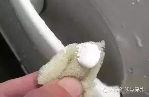 车有刮痕用什么能擦得掉,车上小划痕怎么处理防止生锈