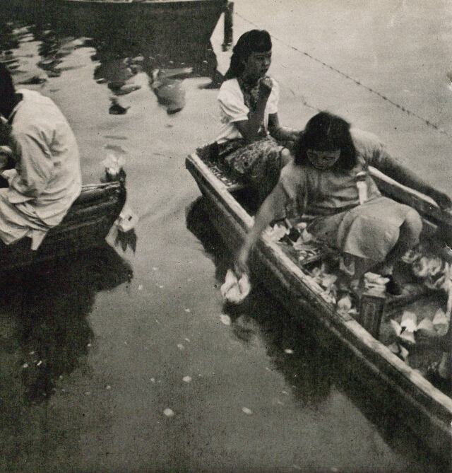 民国，七月十五这么过：莲花灯，莲花灯，今儿个点灯明儿个扔！