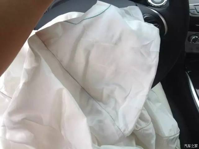 为啥不能疲劳驾驶？新车撞报废算轻的，还好能捡回一条命！