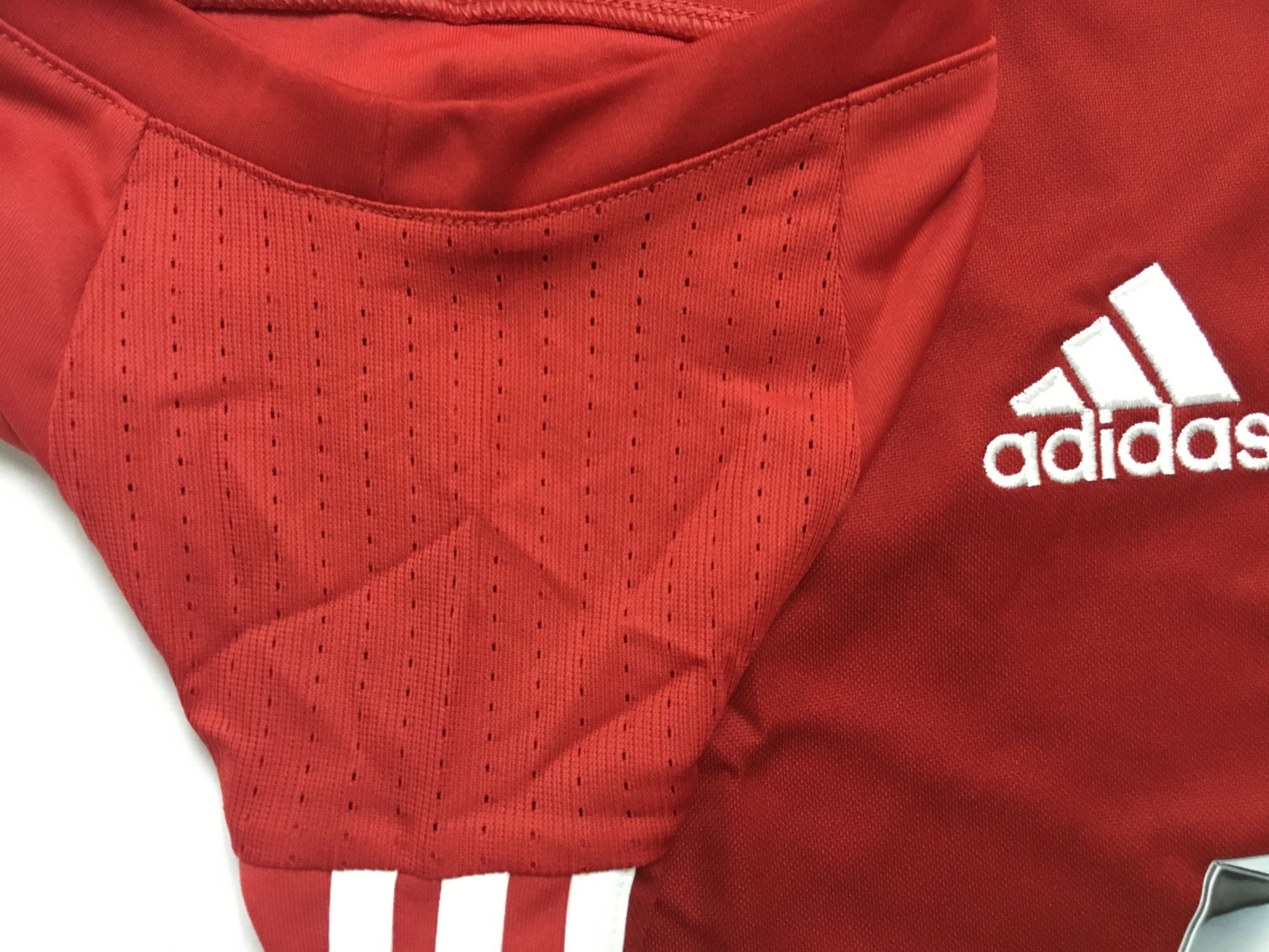 曼联16-17赛季,曼联2021球衣球员版和球迷版区别