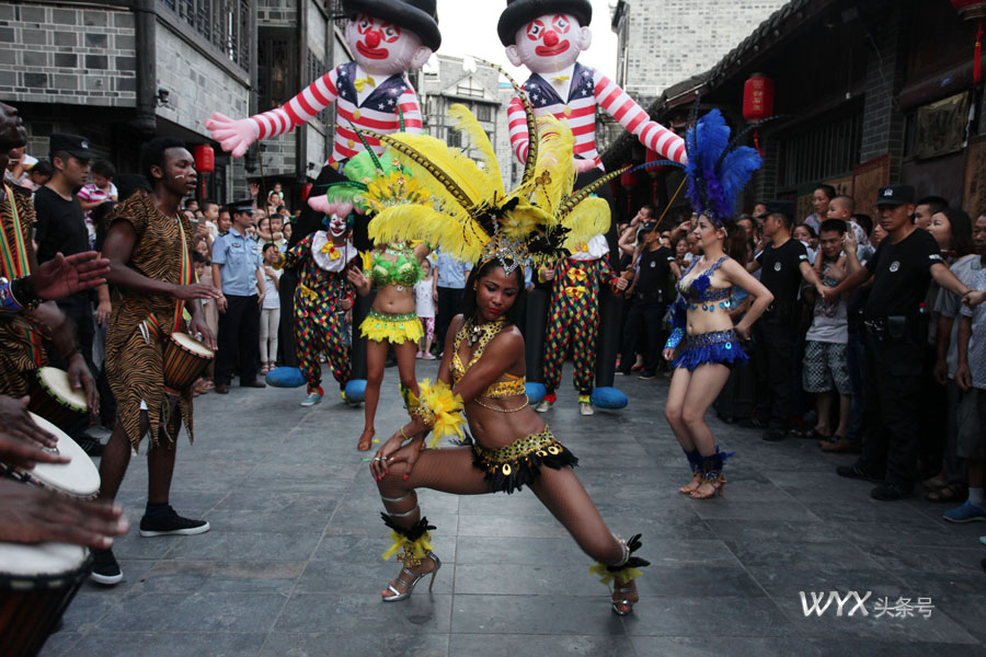 这个夏天巴西豪情桑巴火了连山城小镇都是火辣辣的巴西女郎