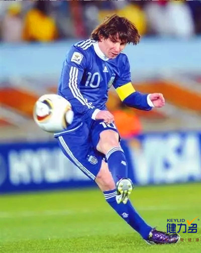 足球和羽毛球哪个容易伤膝盖,羽毛球肩关节损伤图解