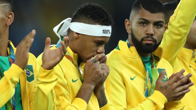 内马尔助巴西晋级8强,内马尔助巴黎红牛夺冠