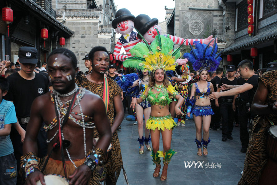 这个夏天巴西豪情桑巴火了连山城小镇都是火辣辣的巴西女郎