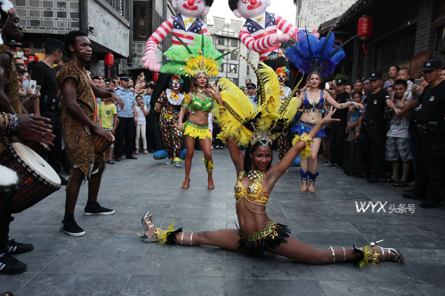 这个夏天巴西豪情桑巴火了连山城小镇都是火辣辣的巴西女郎
