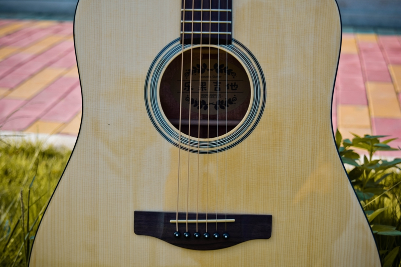 如何选择一把初学入门吉他,通用吉他最好的入门教程