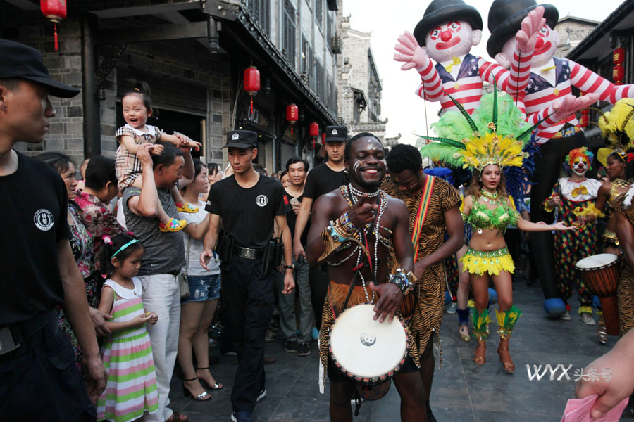 这个夏天巴西豪情桑巴火了连山城小镇都是火辣辣的巴西女郎