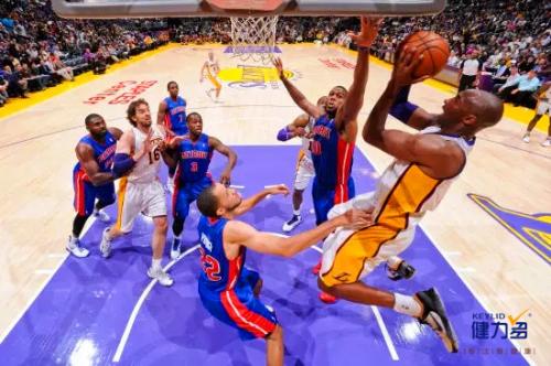 足球和羽毛球哪个容易伤膝盖,羽毛球肩关节损伤图解