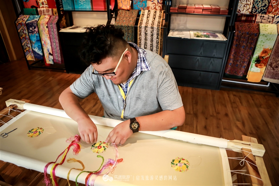 寰行中国，我在荆州古城学楚绣