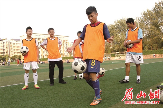 让足球飞起来然后颠球,让校园足球飞