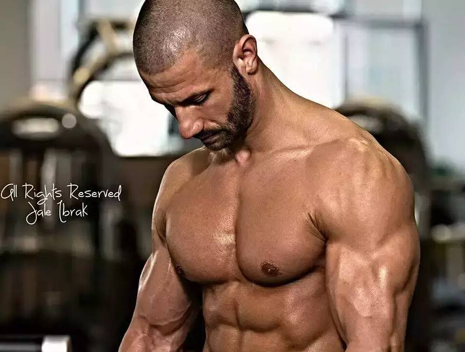 哑铃练胸肌还是俯卧撑练胸肌好,哑铃练胸肌最快的动作视频教程