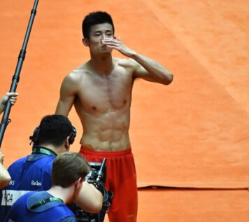 中国军团秀恩爱：被秦凯带坏，现激吻，95后撒狗粮