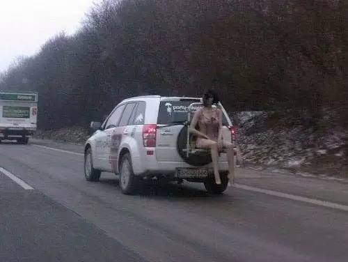 姑娘，让我们去喝啤酒吃龙虾，然后找个安静的地方去探讨人生吧