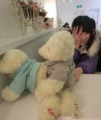 姑娘，让我们去喝啤酒吃龙虾，然后找个安静的地方去探讨人生吧