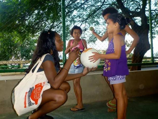 让数百万非洲贫困家庭用上了电，竟然仅靠一个大学生造的足球