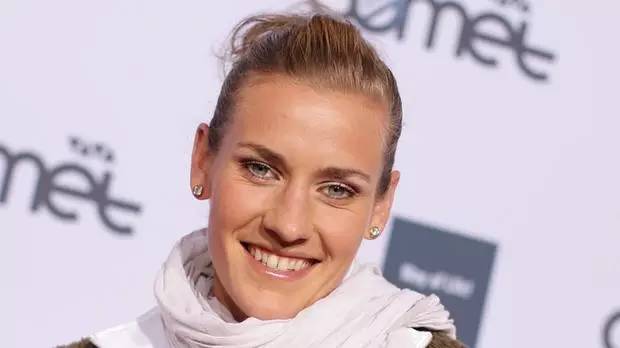 听说~~~~足球场和女神很配哦