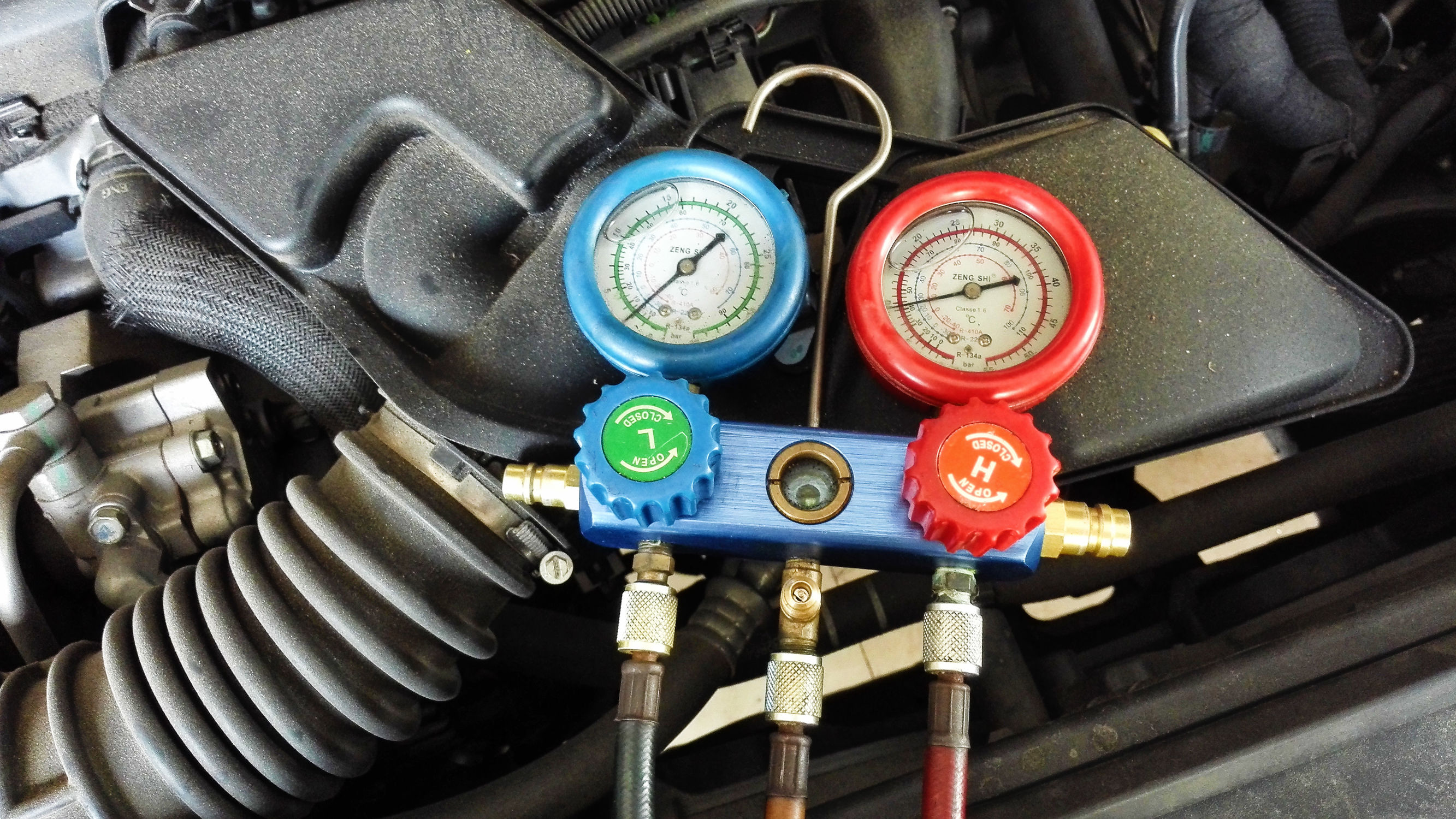 汽车空调雪种泄漏什么原因导致的,汽车空调雪种突然泄漏是怎么回事