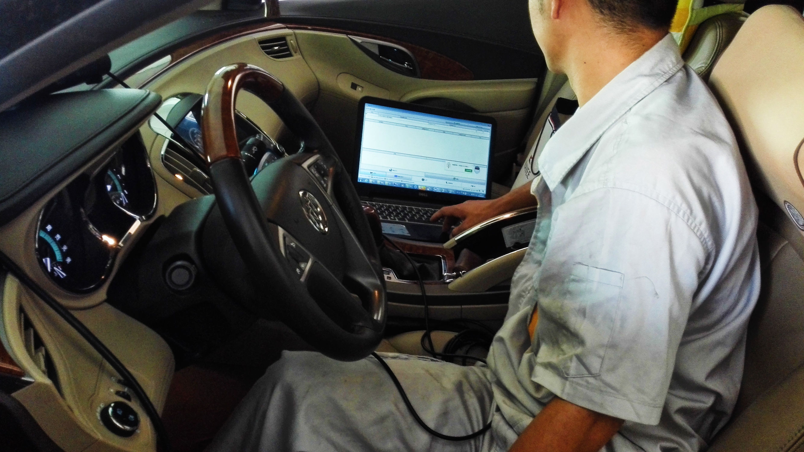 汽车空调雪种泄漏什么原因导致的,汽车空调雪种突然泄漏是怎么回事