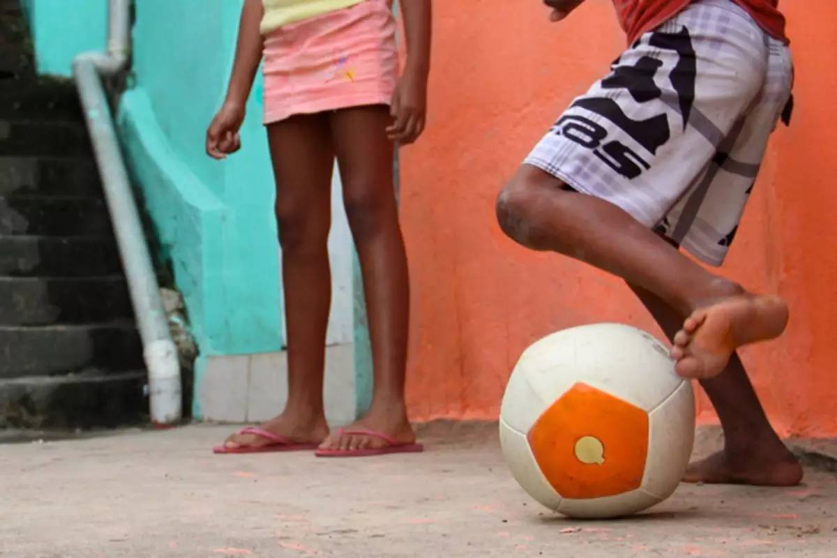 让数百万非洲贫困家庭用上了电，竟然仅靠一个大学生造的足球