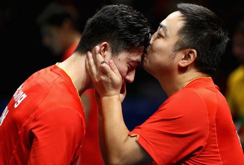 中国军团秀恩爱：被秦凯带坏，现激吻，95后撒狗粮