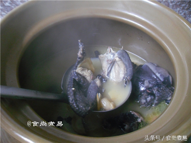 好多人嫌它乌漆墨黑，配上这几味中药材煲汤，益气补血就属它！