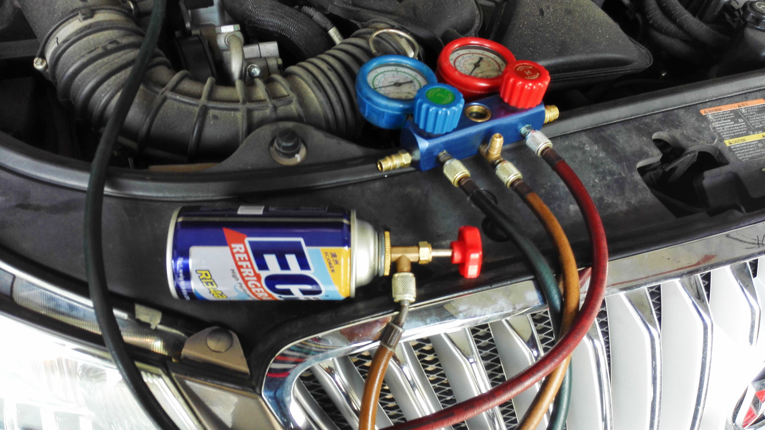 汽车空调雪种泄漏什么原因导致的,汽车空调雪种突然泄漏是怎么回事