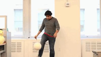 让数百万非洲贫困家庭用上了电，竟然仅靠一个大学生造的足球