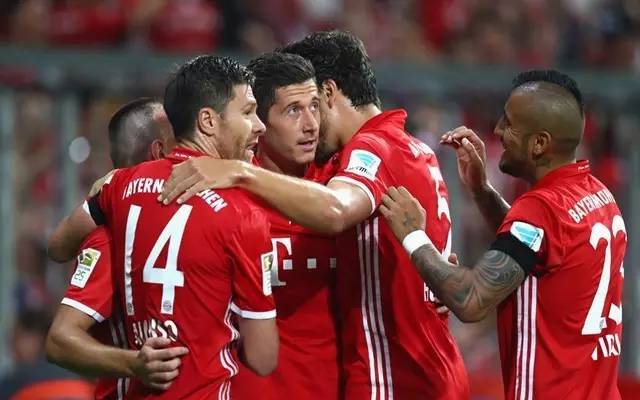 天啦噜~博格巴正同比伯前女友交往，这画风~