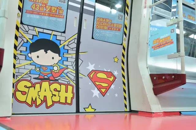 新奇|天惹！双层巴士变身“移动足球场”！还有正义联盟专列