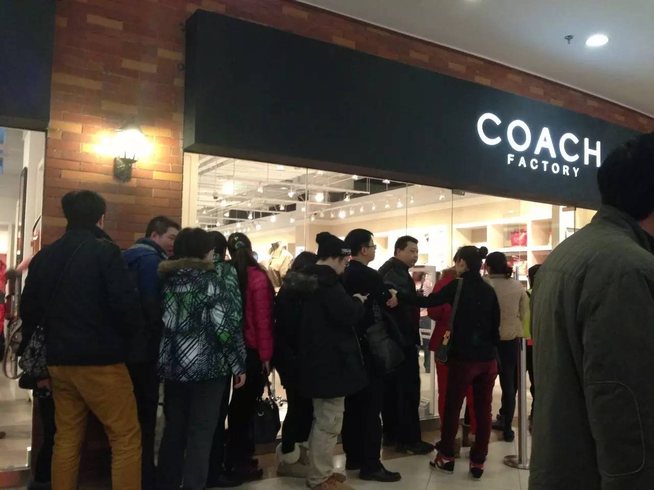 coach一款圆柱形的包,大logo的coach包