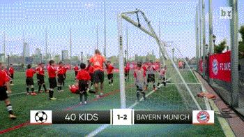 去他喵的足球梦！拜仁两“大佬”联手吊打40个小萌娃，笑尿啦！