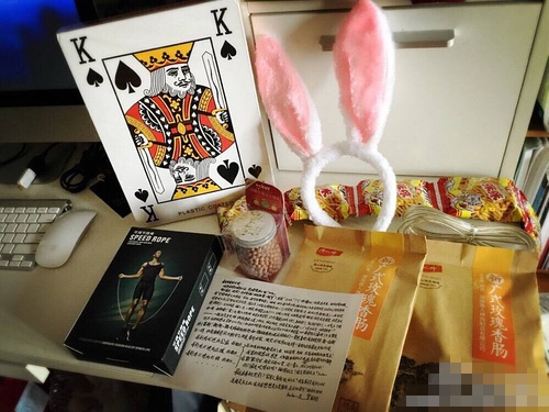 张艺兴给粉丝送礼,张艺兴给练习生粉丝送礼物