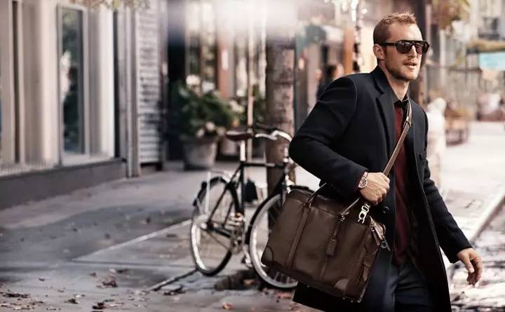 coach一款圆柱形的包,大logo的coach包