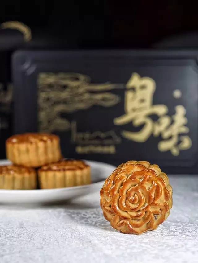给大家盘点下各种高颜值的月饼,盘点今年新出的三款网红月饼