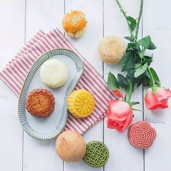 给大家盘点下各种高颜值的月饼,盘点今年新出的三款网红月饼