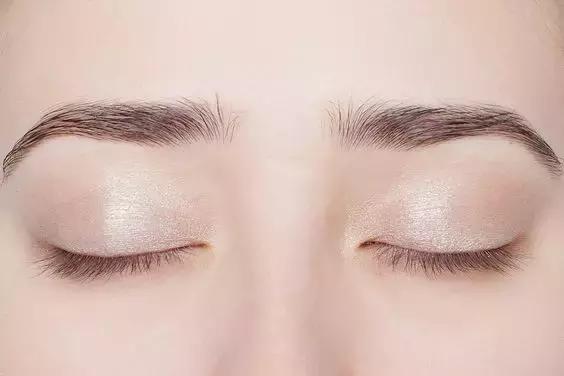 彩妆届又出一波液体眼影，据说霓虹国的妹子已经到了拼人品去抢