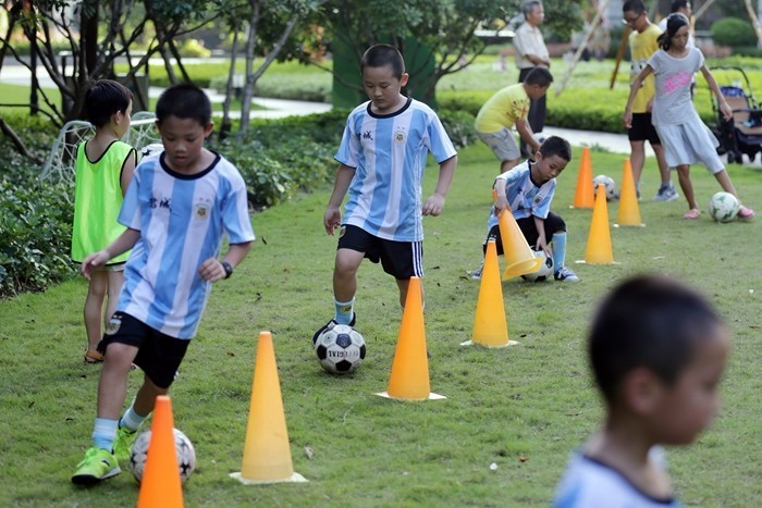 城事专业足球教练义务教儿童踢足球，南沙少儿足球队驰骋小区绿茵地！