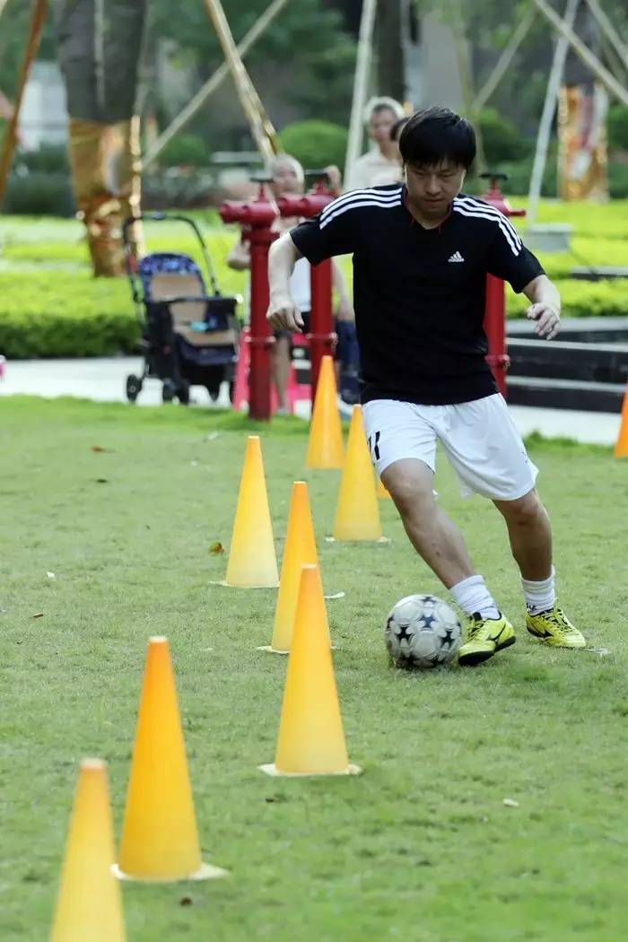 城事专业足球教练义务教儿童踢足球，南沙少儿足球队驰骋小区绿茵地！