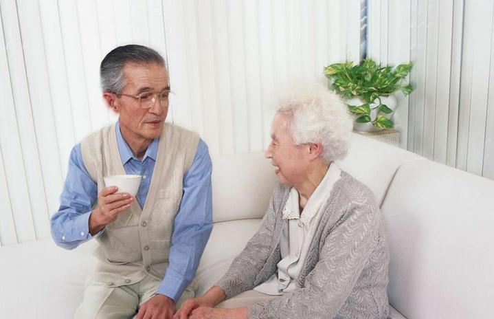 治疗老年咳嗽有痰的偏方,老妈咳嗽厉害吃什么好