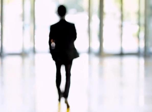 三星、LG贯串剧情，聊聊韩国影片《局内人》中出现的电子产品